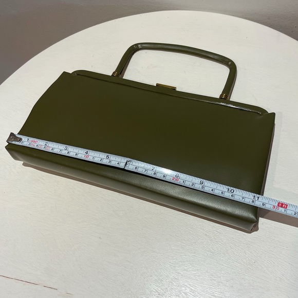 SOLD🚫Vintage 60s Pea Green Vinyl Top Handle/Clutch with Gold Tone Clasp - Picture 8 of 12